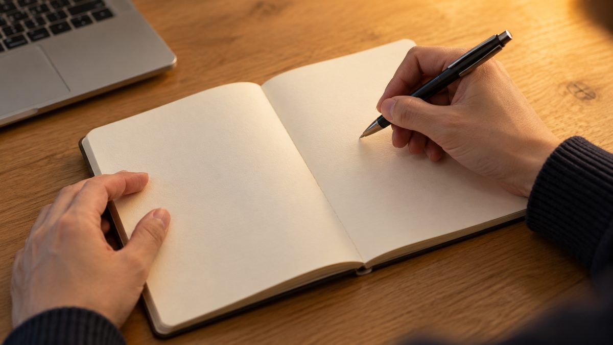 担当した仕事と工夫を、職務経歴に書く前にノートへ整理する手元のイメージ